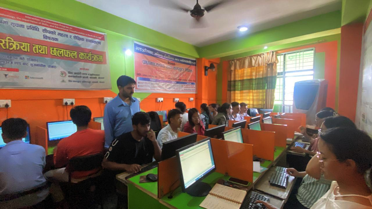 Students Learning at Deep Computer Institute